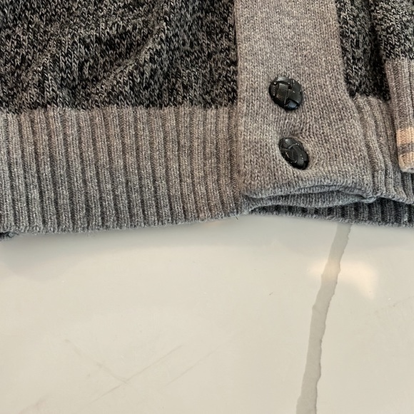 Zara men classic front open sweater very stylish, gray and black color L size. - Picture 9 of 13